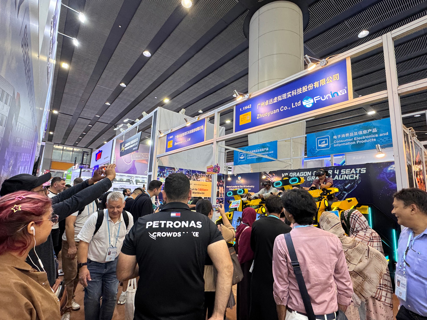FuninVR’s “VR Dragon Rider 4 Seats” Shines at the 138th Canton Fair — Heading to IAAPA EXPO in Orlando This November!